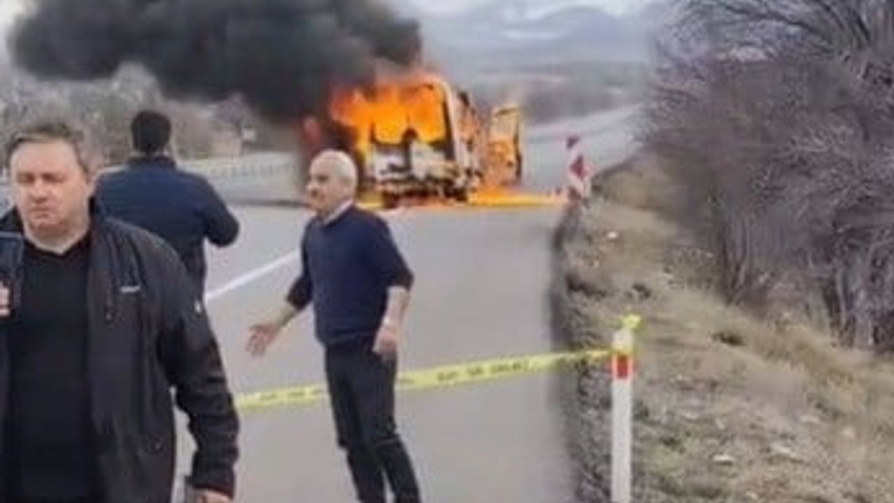 Konya'da seyir halindeki yolcu minibüsü alev topuna döndü