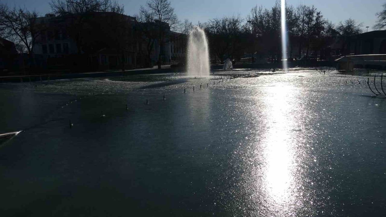 Konya'da soğuk hava süs havuzlarını buzlandırdı