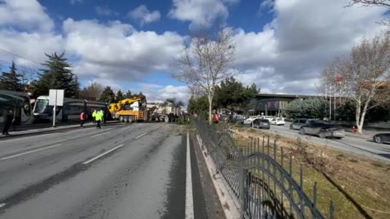 Konya'da tır refüjdeki ağaçları ezip karşı şeride geçti, sürücü ağır yaralandı