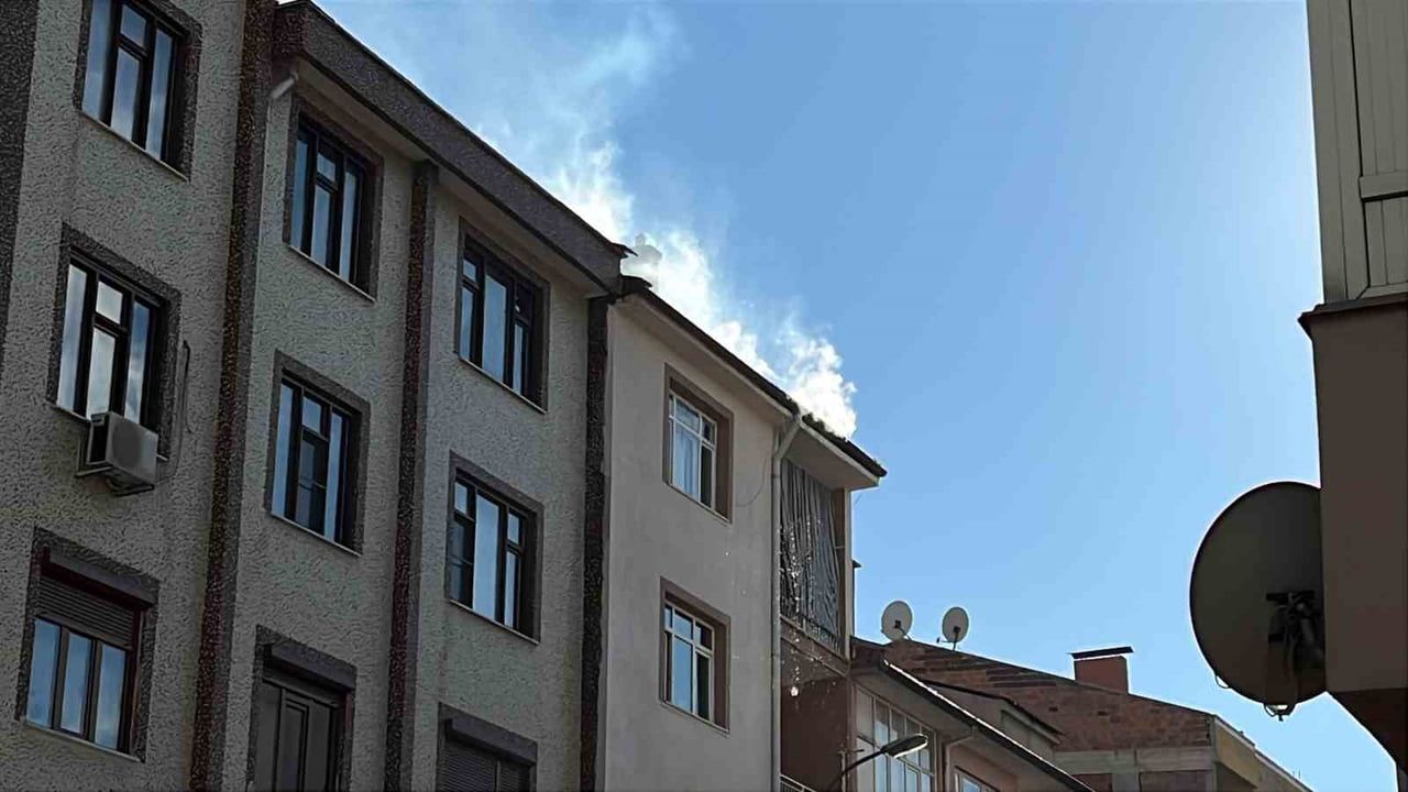 Konya Karatay'da apartman çatısında yangın paniği