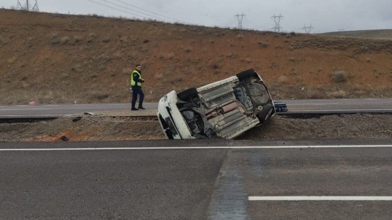 Konya Kulu'da otomobil refüje devrildi — 4 yaralı