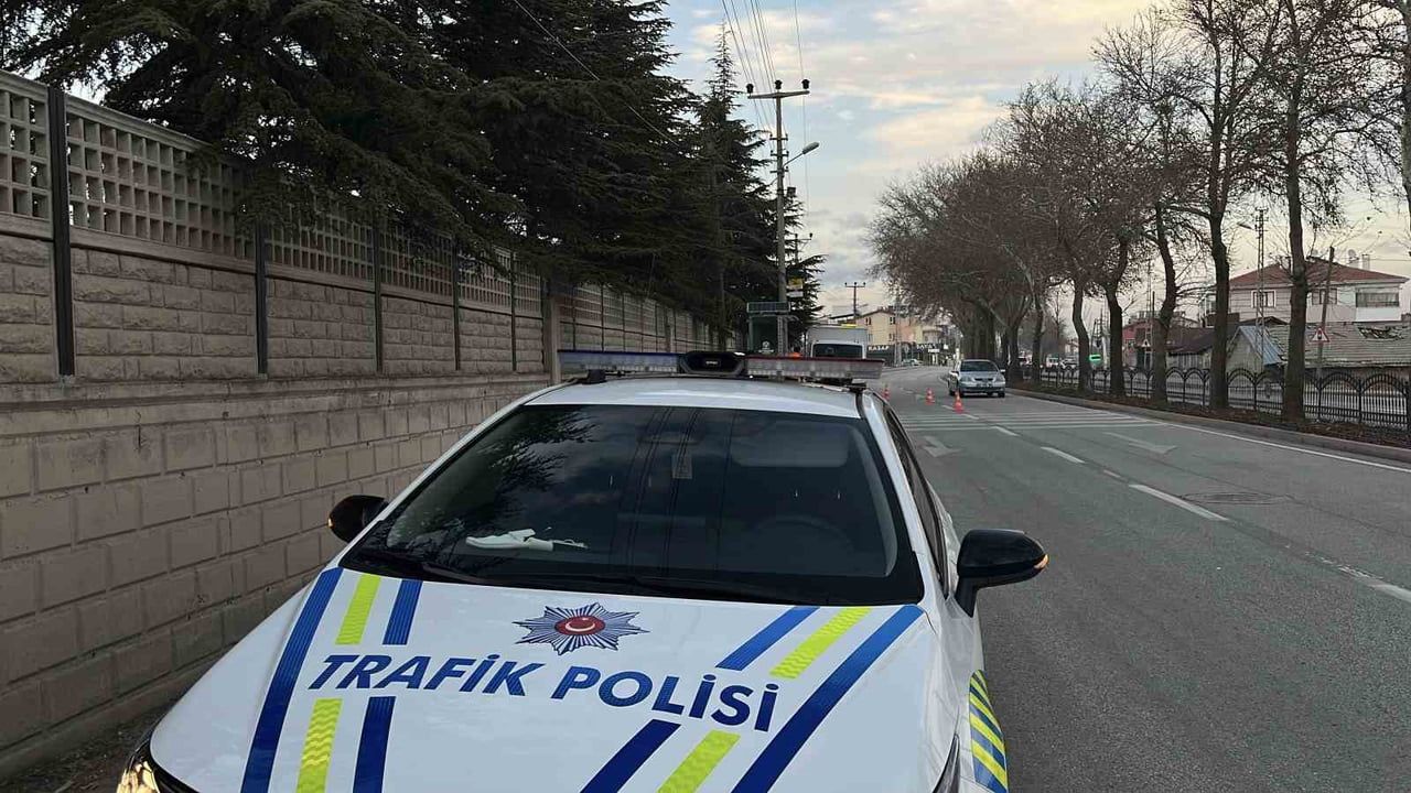Konya Meram'da motosiklet otobüs durağına çarptı — 1 ölü
