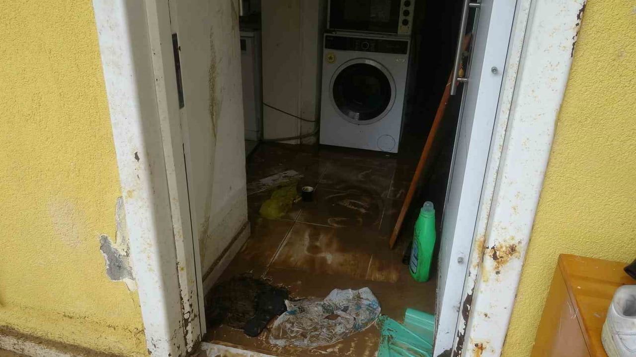 Konyaaltı'nda sağanak ve taşan derelerin bilançosu: Siteler, otoparklar ve araçlar su altında