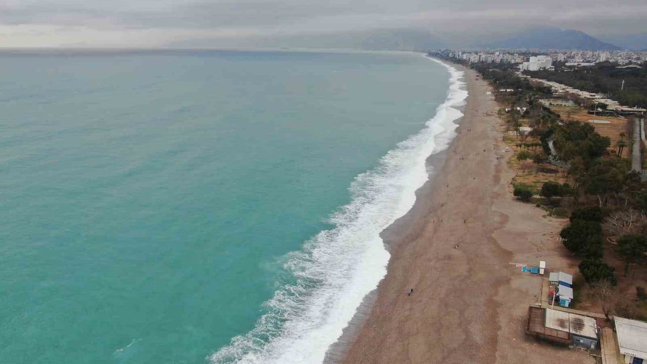 Konyaaltı Sahili dev dalgalarla beyaza büründü