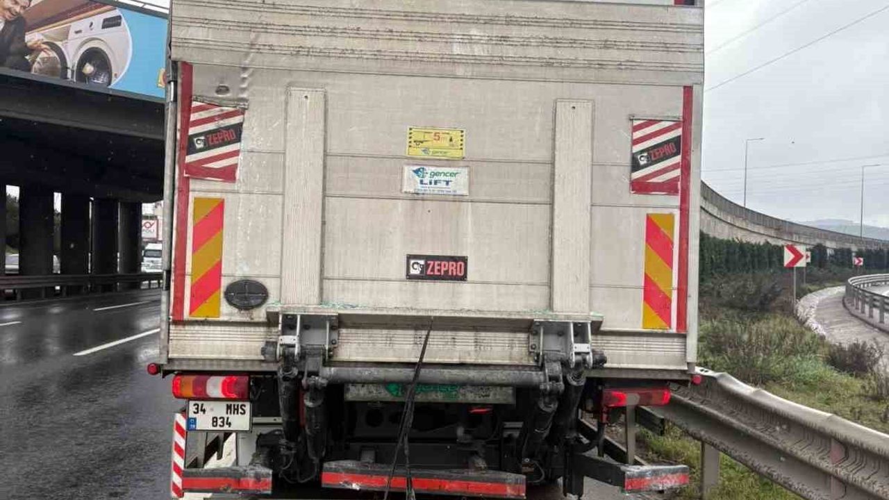 Konyaspor U-19 otobüs kazası: TEM'de kamyona arkadan çarpma — 3 hafif yaralı