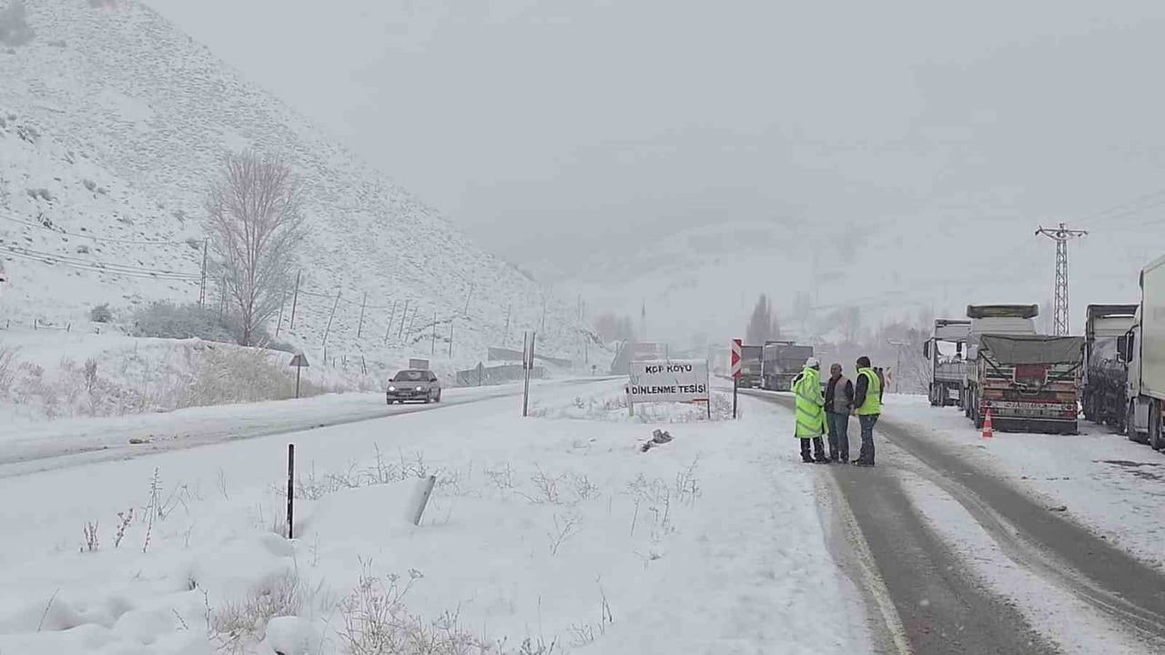 Kop Dağı Geçidi'nde çığ ulaşıma kapadı — Kop Tüneli gecikmesi yeniden gündemde