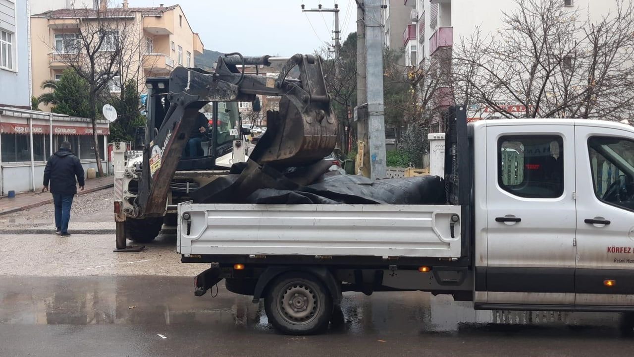 Körfez’de şiddetli fırtına: çatılar uçtu, araçlar ve tekne zarar gördü