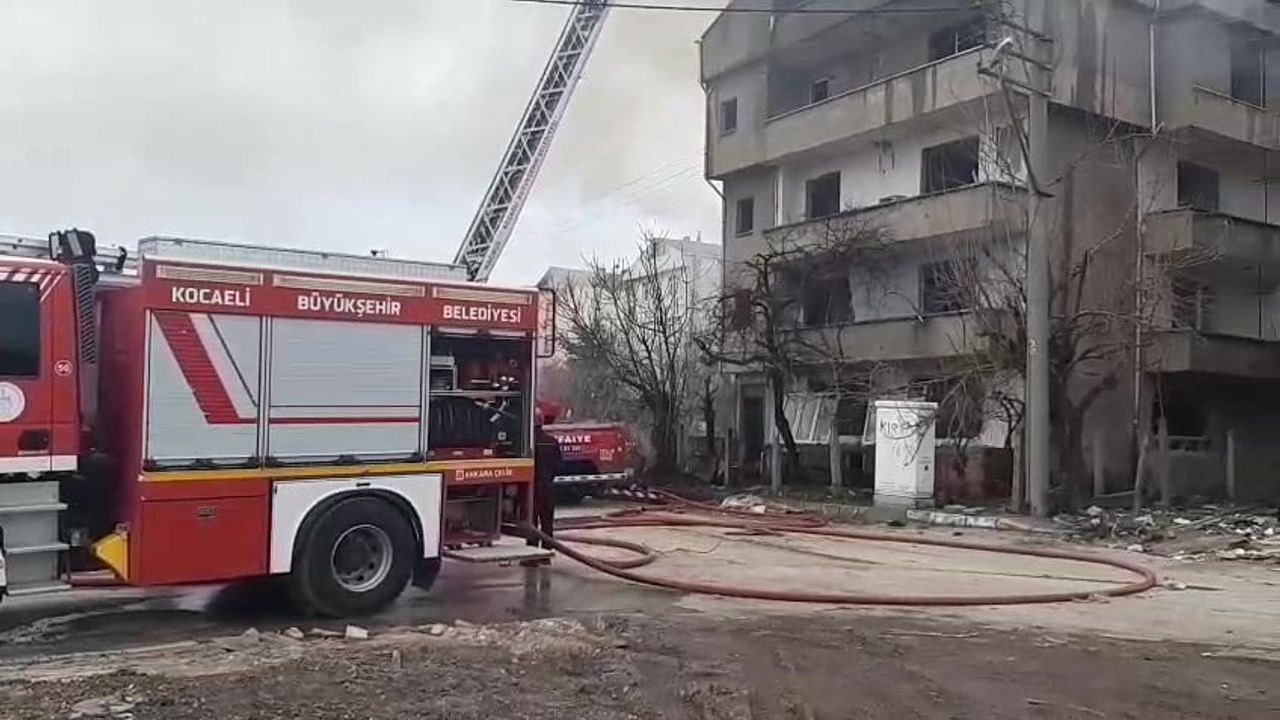 Körfez'de yıkımı süren binanın çatı katında yangın