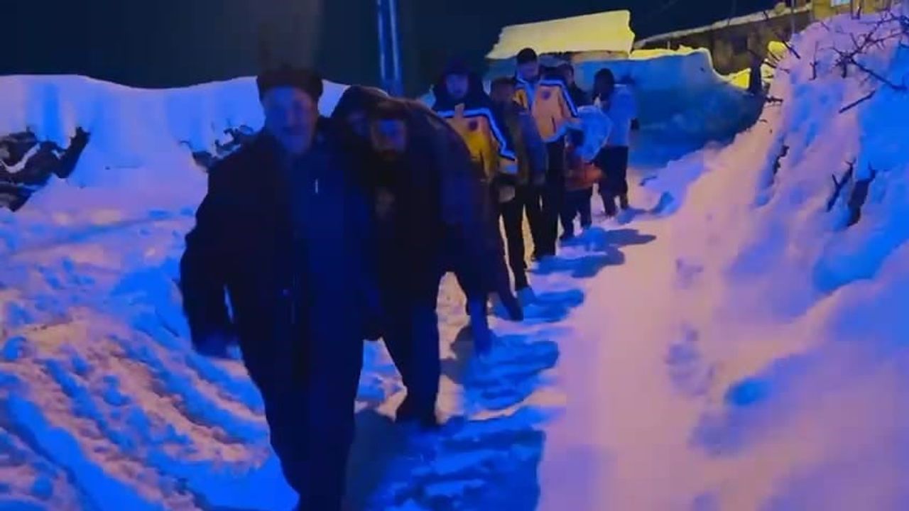 Korkut'ta 110 yaşındaki vatandaş 6 saatlik çalışmayla hastaneye ulaştırıldı