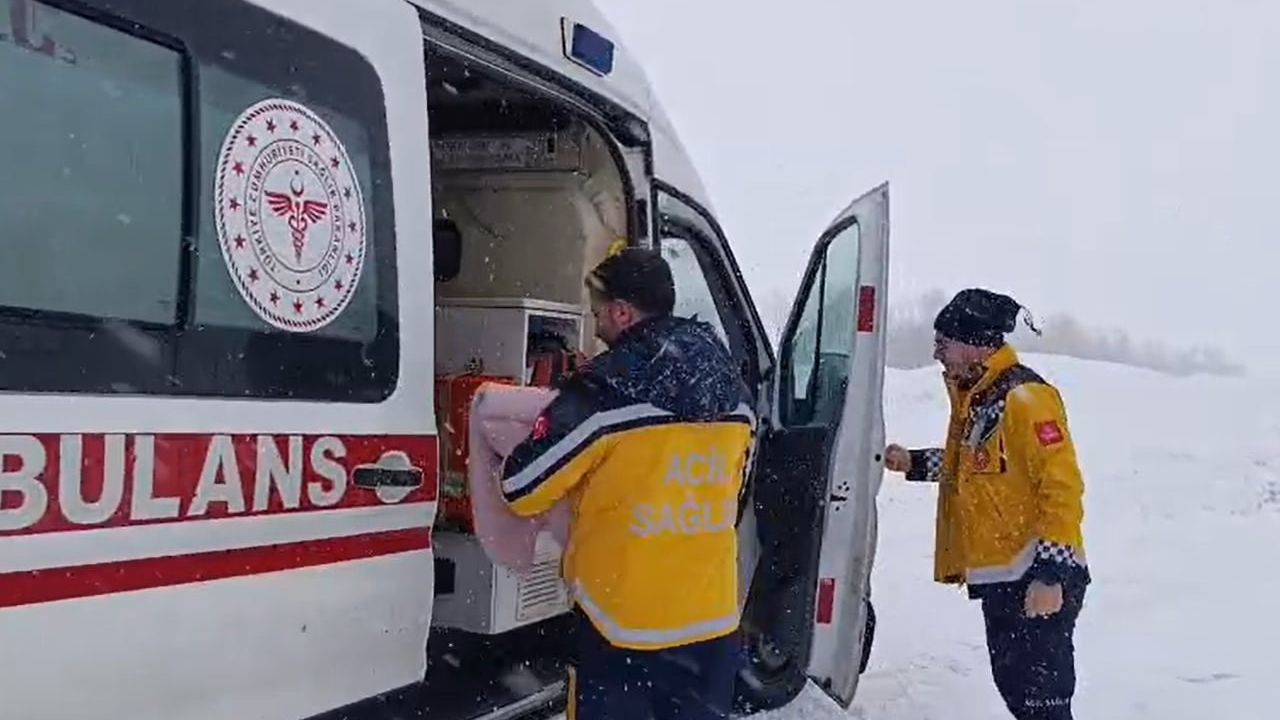 Korkut'ta Yolcu Otobüsü Kar Nedeniyle Yoldan Çıktı, Yolcular Güvende