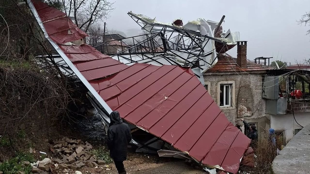 Köşk’te fırtına: Çatılar uçtu, duvarlar yıkıldı