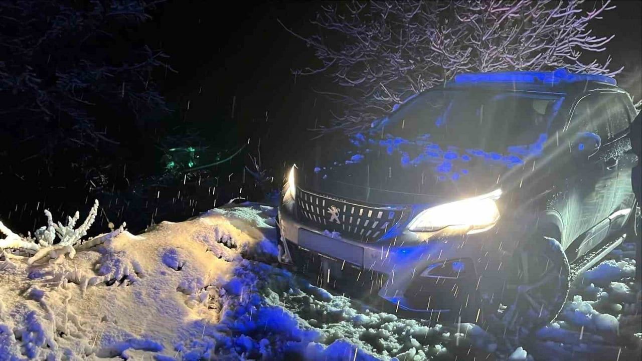 Köşk'te kar yağışıyla yolda mahsur kalan aile jandarma ve belediye ekipleri tarafından kurtarıldı