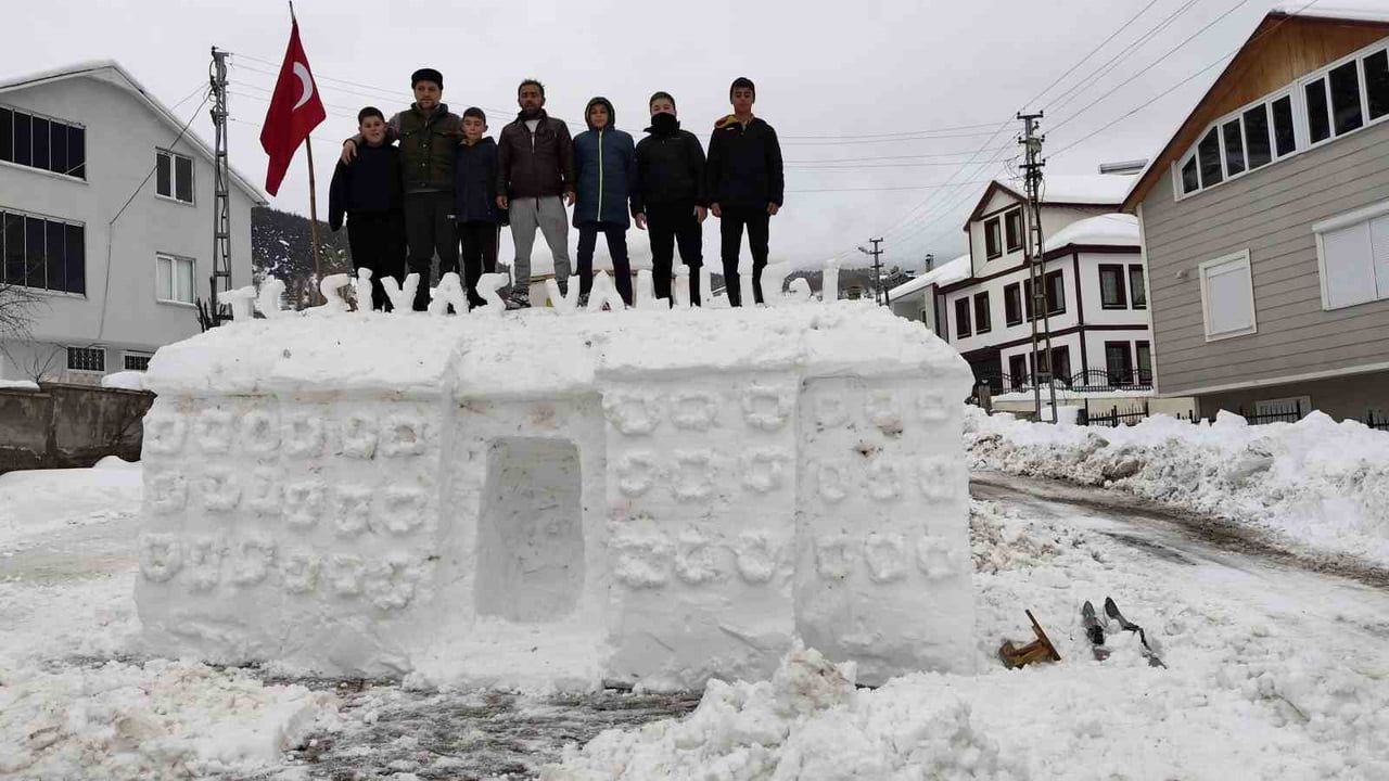 Köy meydanına kardan Sivas Valiliği binası yapıldı