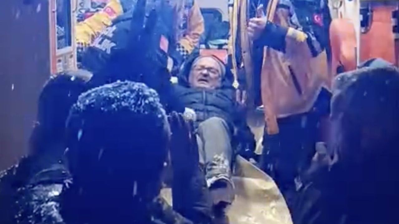 Köy yolunda mahsur kalan hasta itfaiye ve ekiplerin çabasıyla hastaneye götürüldü