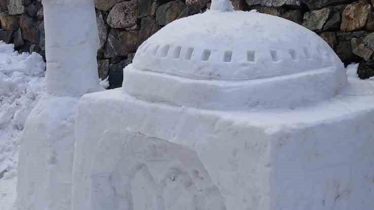 Köyde cami yokluğunu göstermek için kardan cami yapan vatandaş