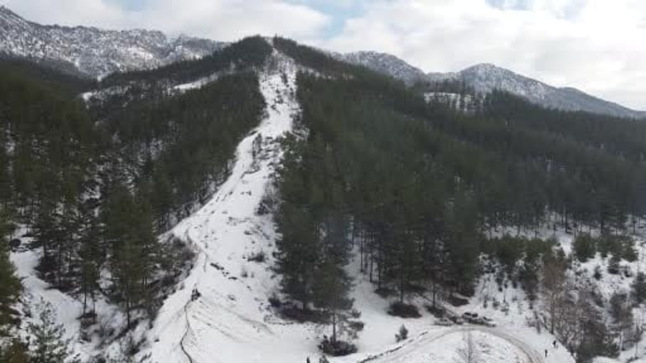 Kozan’da kar neşesi: Kardan adama sucuk ekmek ve şalgam ikramı