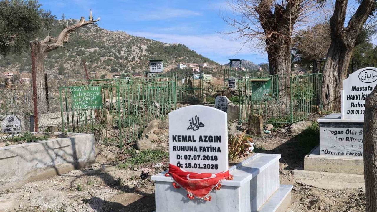 Kozan'da maganda kurşunuyla ölen 9 yaşındaki Kemal'in babası karne gününde mezarı başında gözyaşı döktü