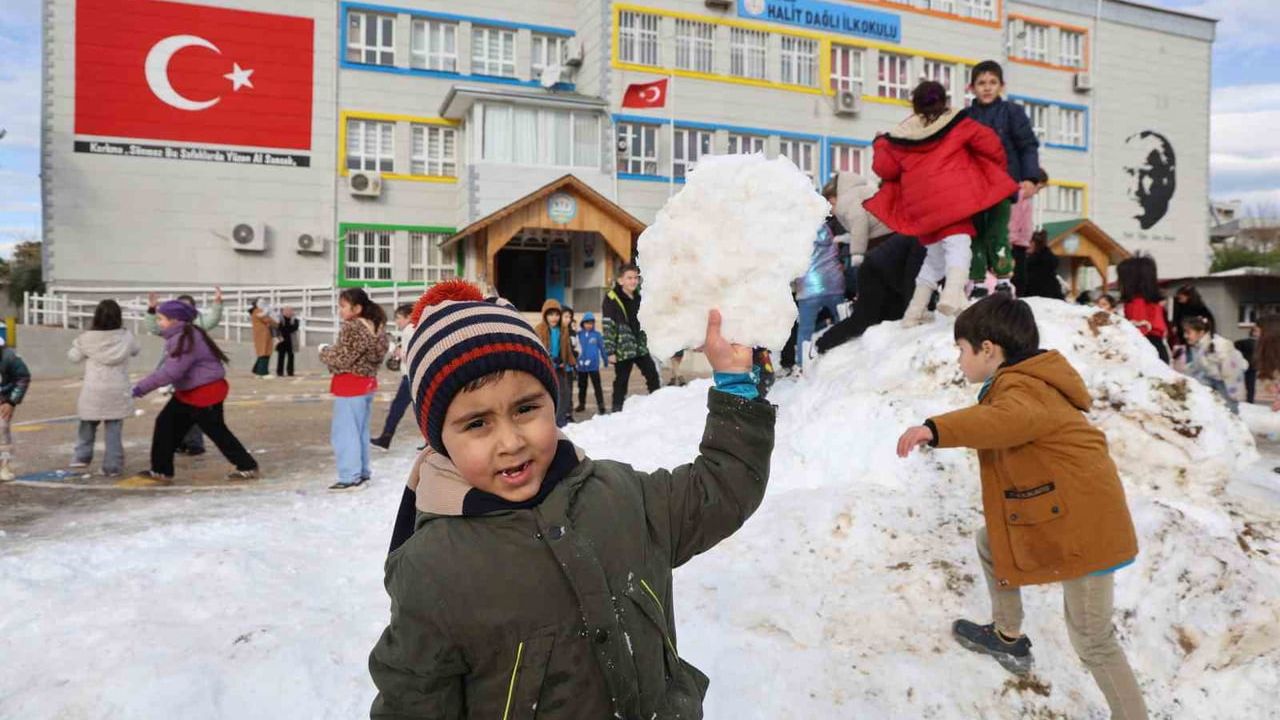 Kozan'da okul bahçesine getirilen kar çocuklara unutulmaz anlar yaşattı