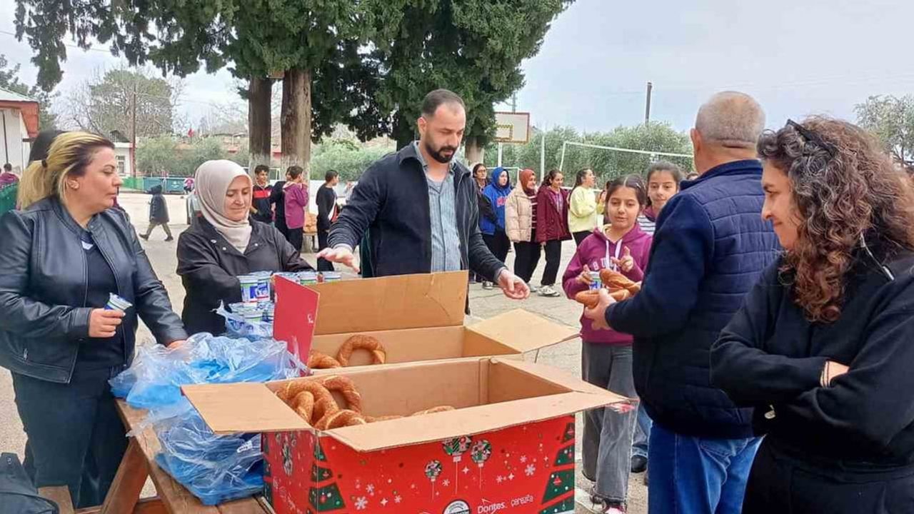 Kozan’da şehit aileleri ve gaziler öğrencilere simit ikram etti