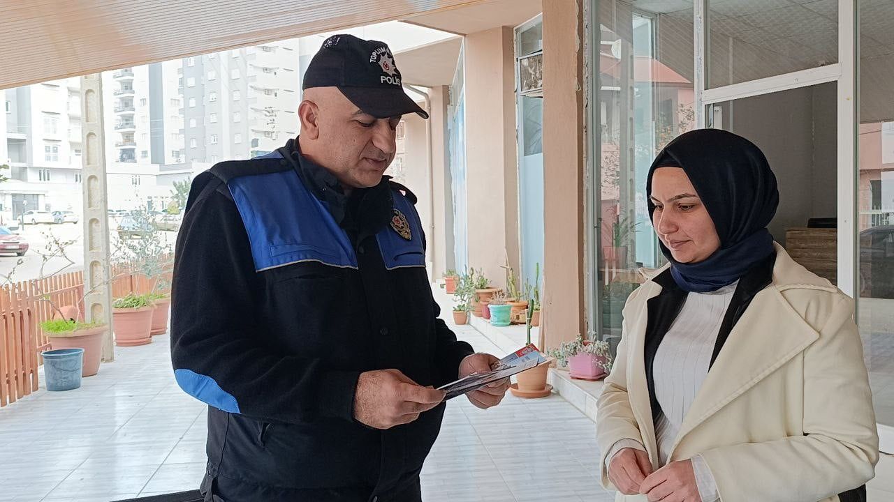 Kozan Polisi vatandaşları siber suç ve şiddete karşı bilgilendirdi