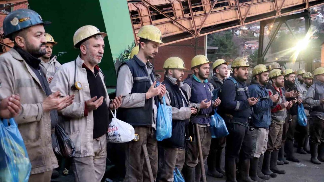 Kozlu'da 7 Ocak 2013'te yaşamını yitiren 8 madenci dualarla anıldı