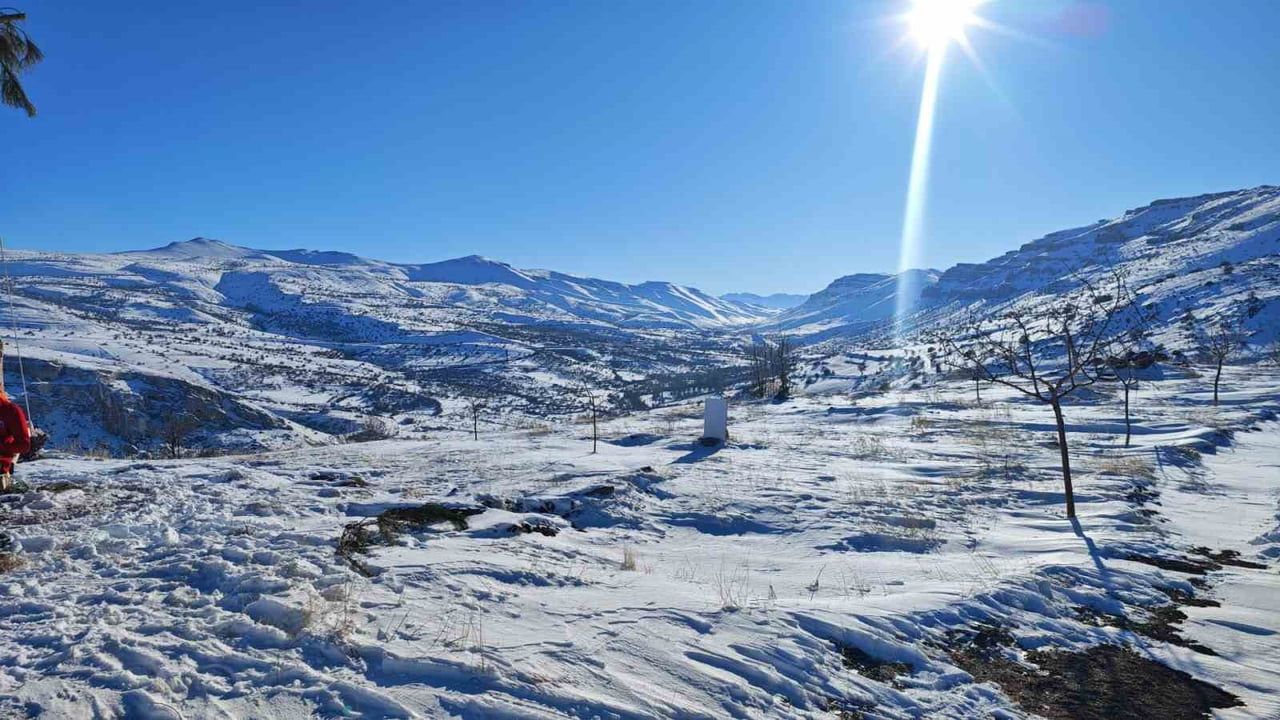 Kozluca'da bin 600 rakımda arkadaş grubunun karda eğlencesi