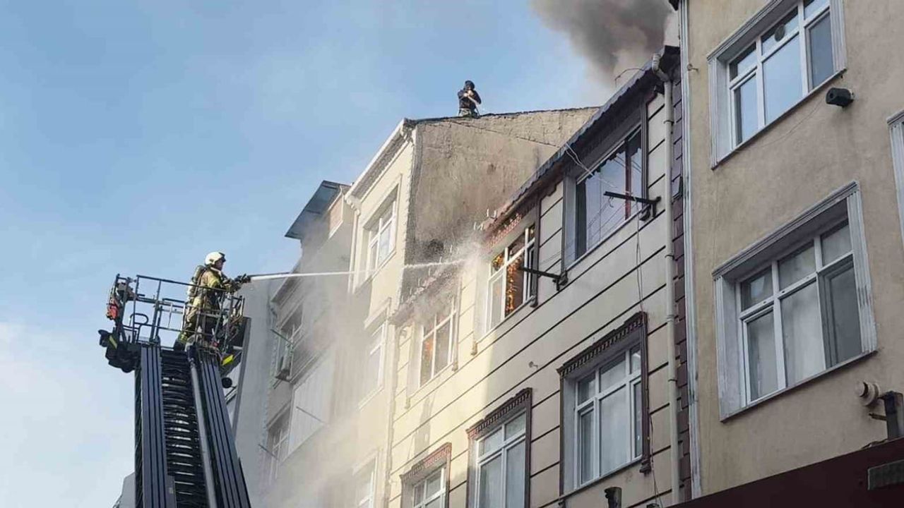 Küçükçekmece'de 3 katlı binanın çatı katı alev topuna döndü