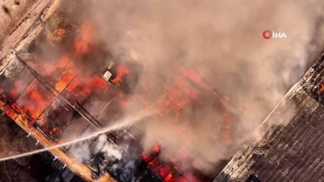 Küçükçekmece’de 3 katlı binanın çatı katında yangın