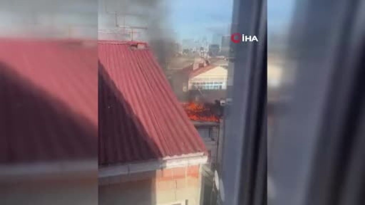 Küçükçekmece'de 3 Katlı Binanın Çatı Katında Yangın