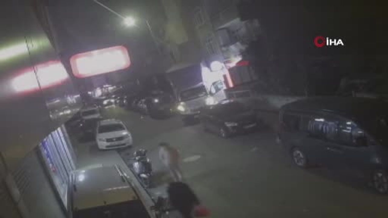 Küçükçekmece'de çatı uçtu, park halindeki üç araç hasar gördü