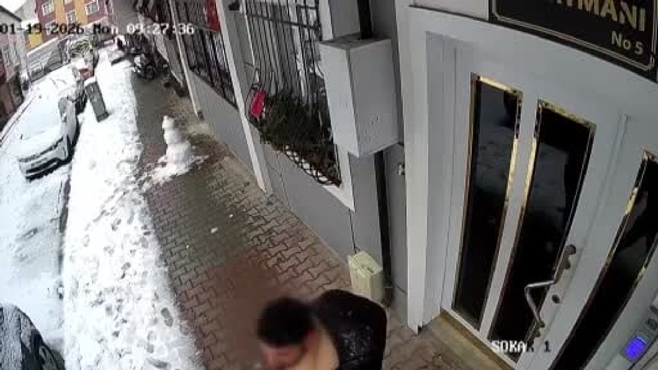 Küçükçekmece'de çocukların kardan adamı alındı — Güvenlik kamerasına yansıdı