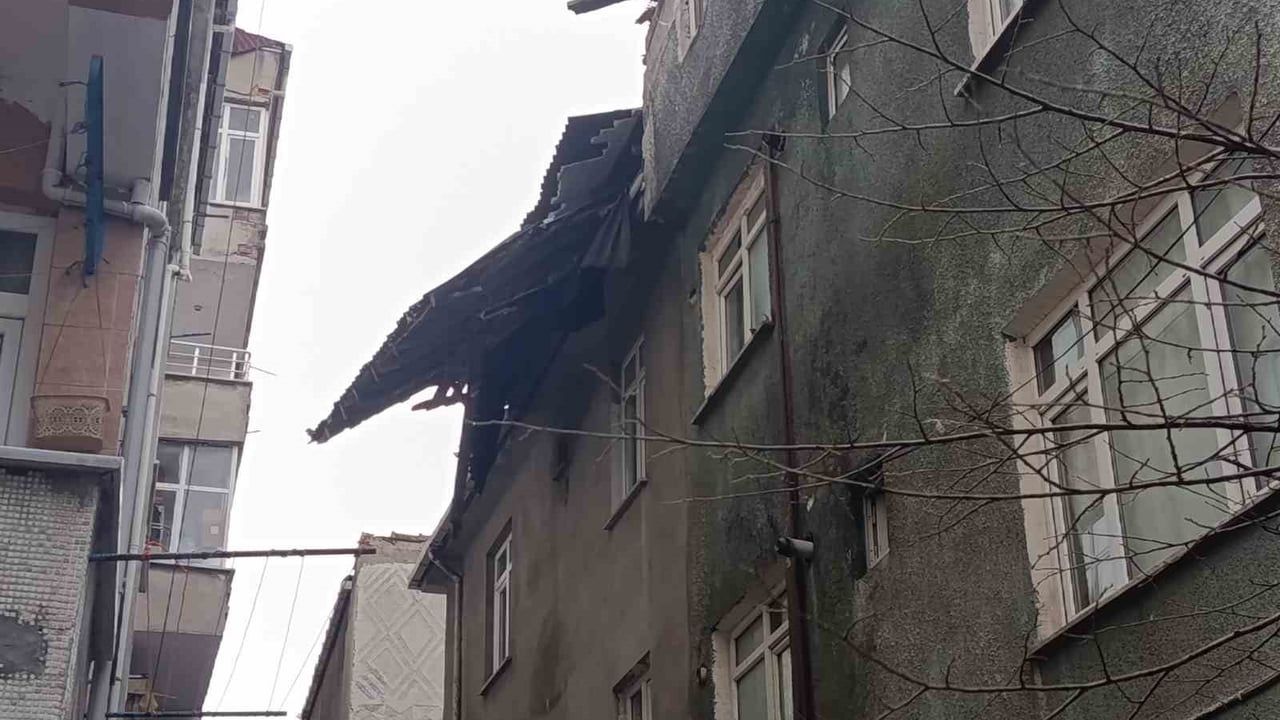Küçükçekmece'de fırtına: çatı parçaları komşu binaya düştü
