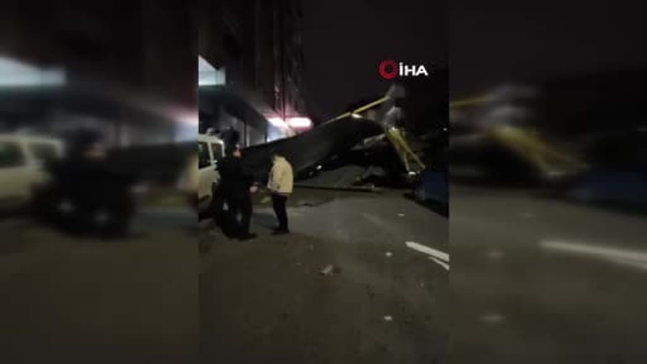 Küçükçekmece'de fırtına çatıyı uçurdu: Park halindeki araca düştü