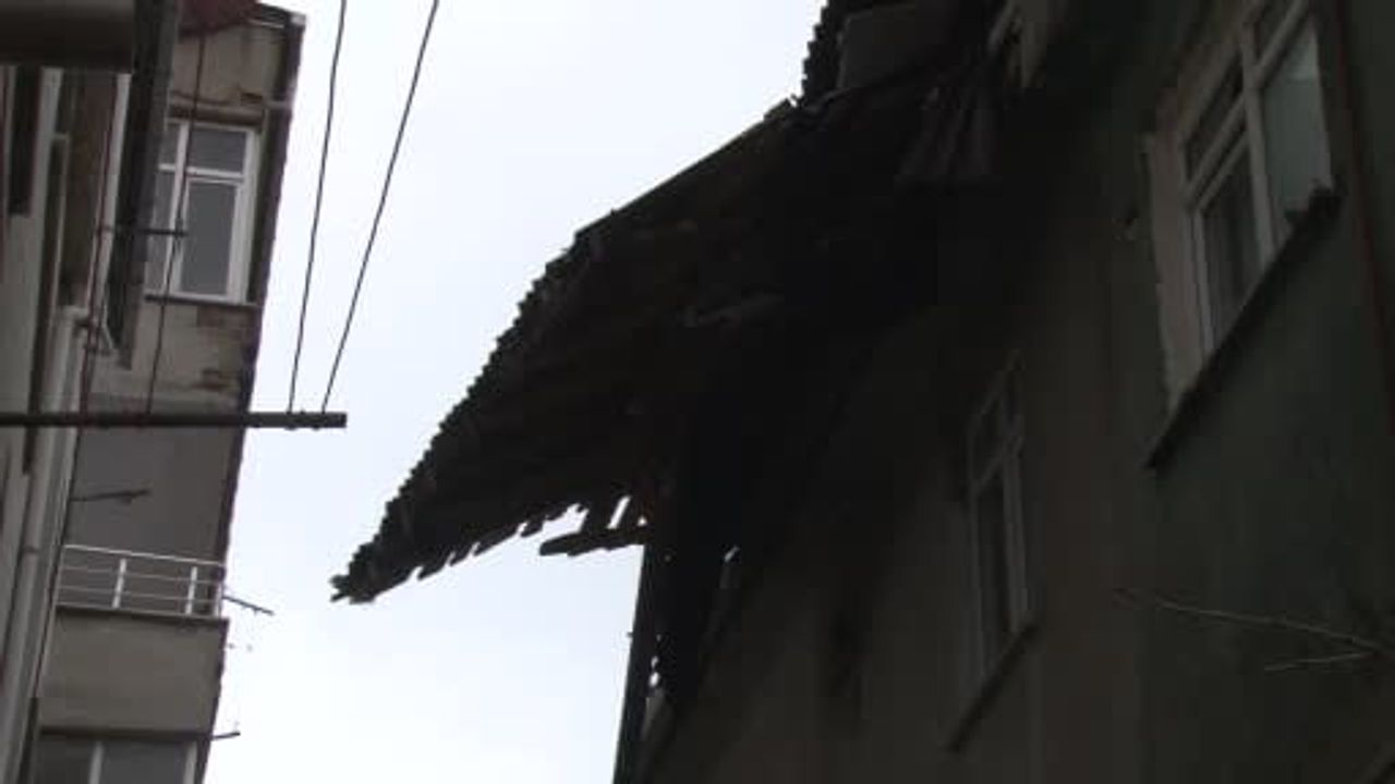 Küçükçekmece’de fırtına: Uçan çatı parçaları komşu binaya savruldu