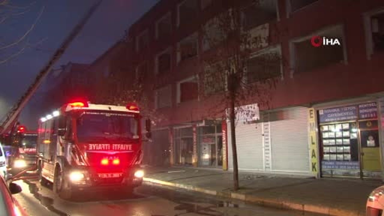 Küçükçekmece'de kentsel dönüşümdeki binanın çatısında yangın çıktı