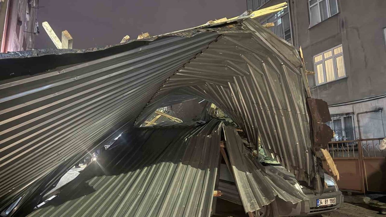 Küçükçekmece'de rüzgar çatıyı uçurdu, 3 araç hasar gördü