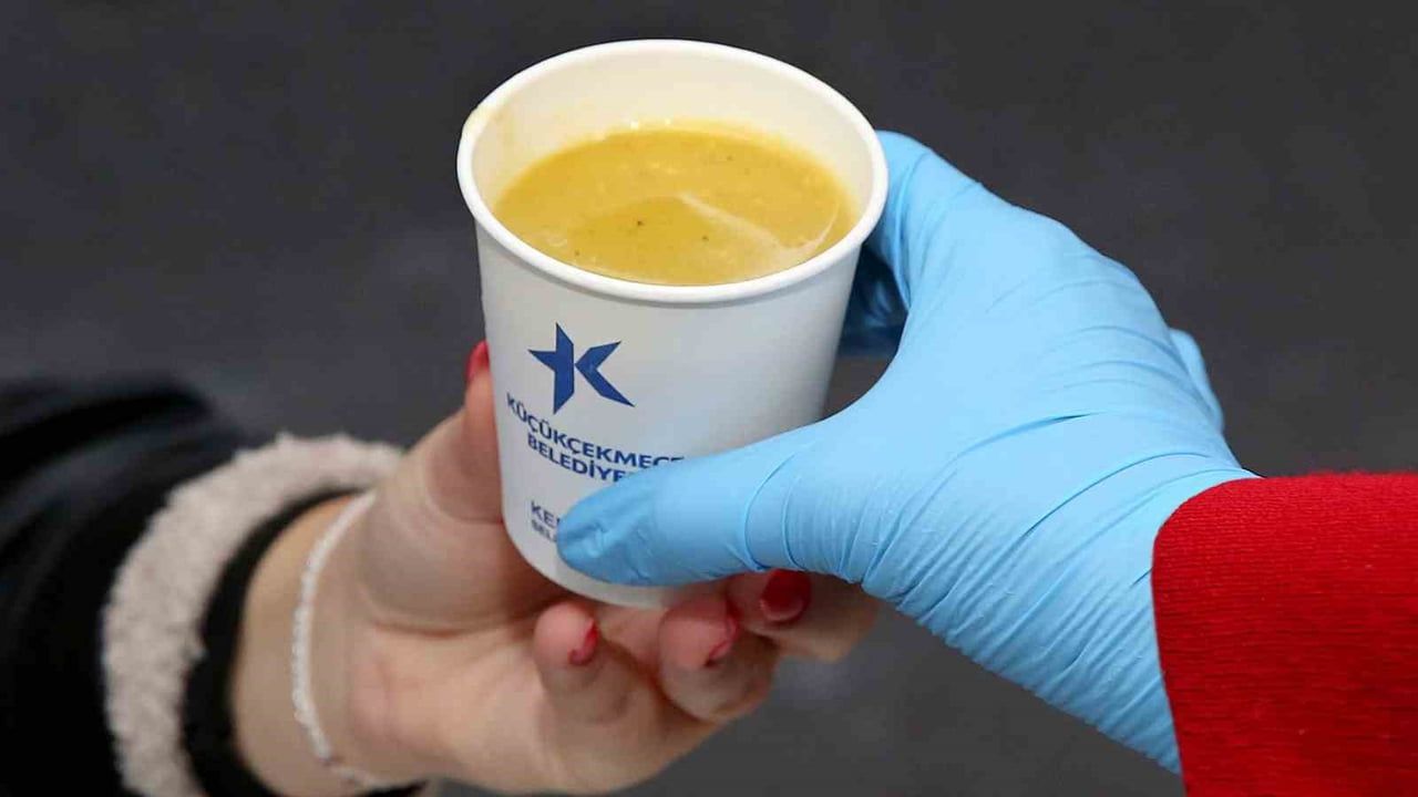 Küçükçekmece'de sıcak çorba dağıtımı kış koşullarında yoğunlaşıyor