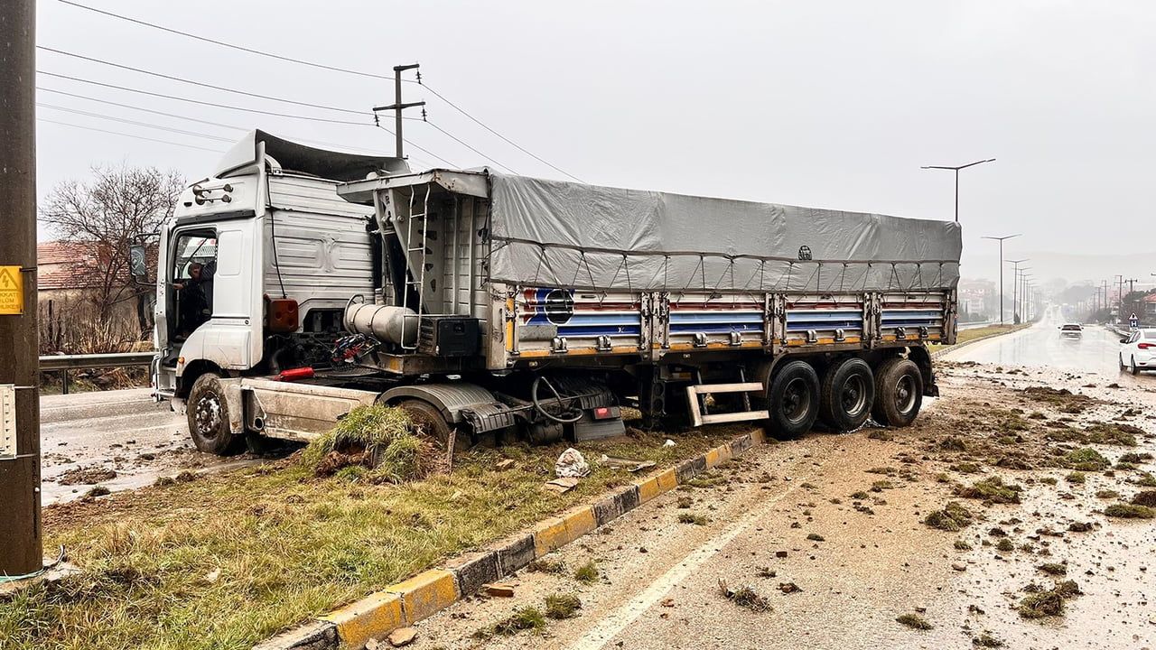 Kula'da yağışlı havada tır orta refüje çıktı — sürücü yara almadı