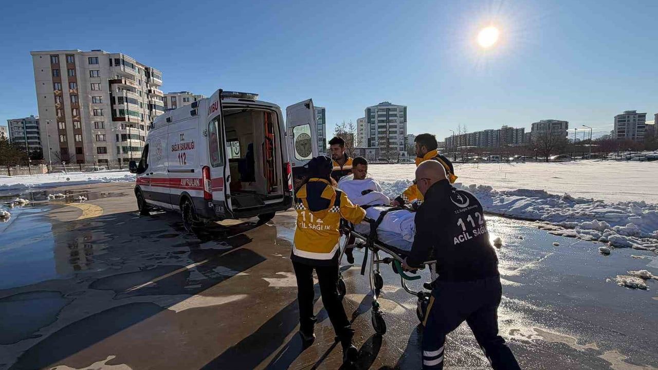 Kulp'ta 20 yaşındaki yanık hastası helikopter ambulansla il merkezine sevk edildi