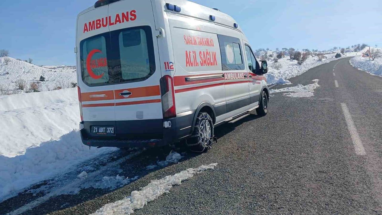 Kulp’ta ambulans arızası: Konuklu Mahallesi'nde üç gündür yol kenarında