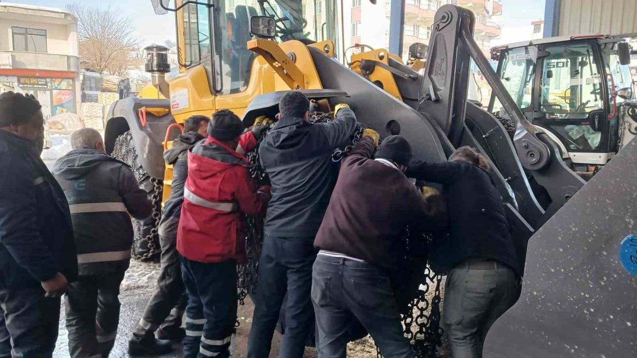 Kulp’ta dondurucu soğuklar oto tamircilerini zorluyor