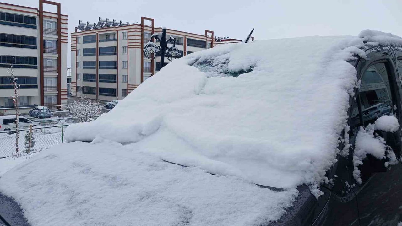 Kulp'ta Kar Etkili: İlçe Beyaza Büründü