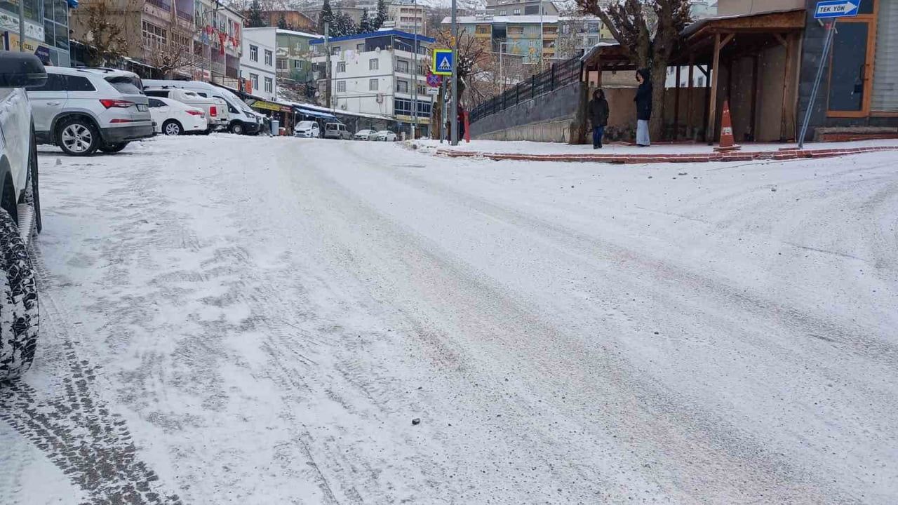 Kulp’ta taşımalı eğitime 1 günlük kar tatili; ilçe merkezinde eğitim sürüyor