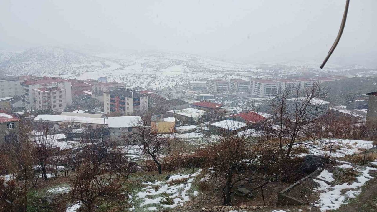 Kulp'ta yağmur yerini kara bıraktı, yüksek kesimlerde kar etkili