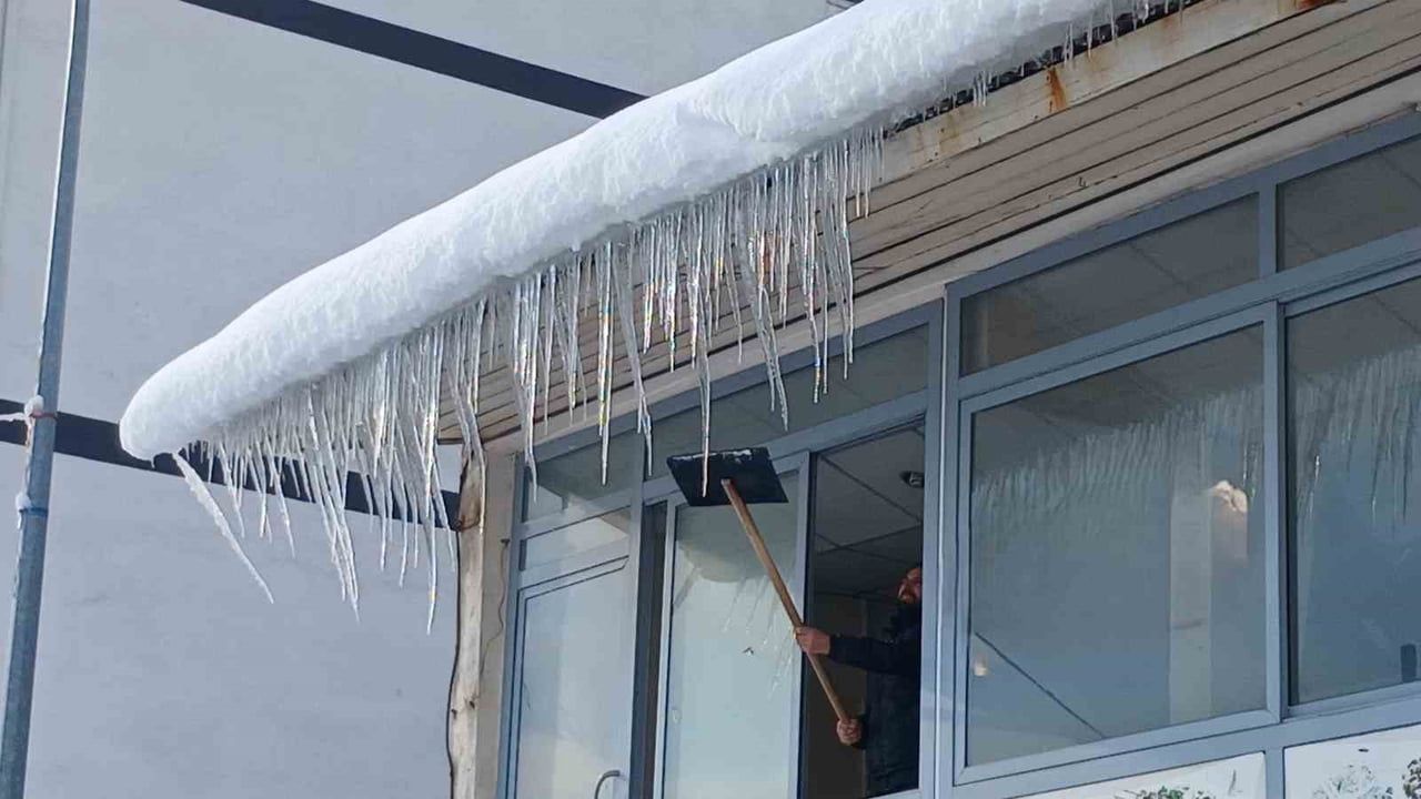 Kulp’ta yoğun kar ve buzlanma ulaşımı aksattı