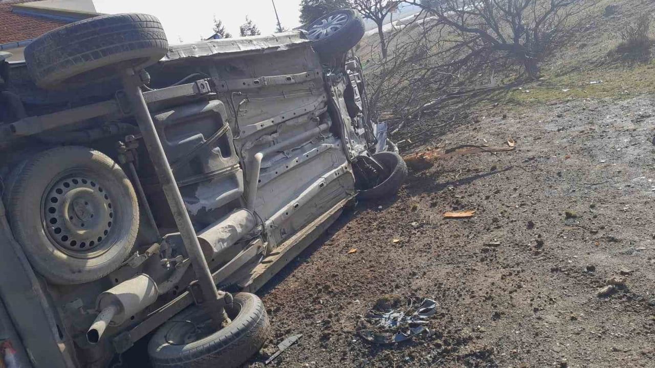 Kulu'da direksiyon hakimiyetini kaybeden kamyonet devrildi