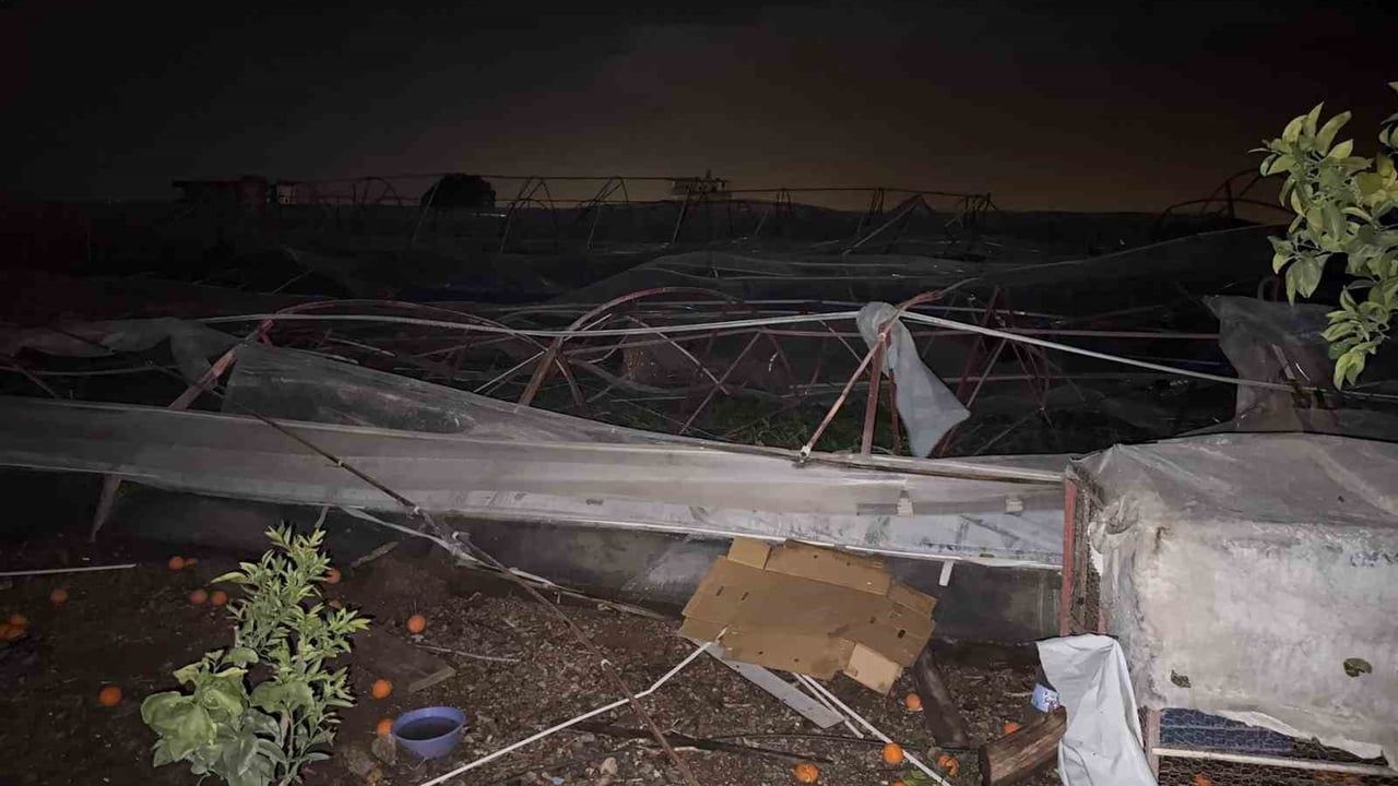 Kumluca'da hortum seralara ve altyapıya zarar verdi