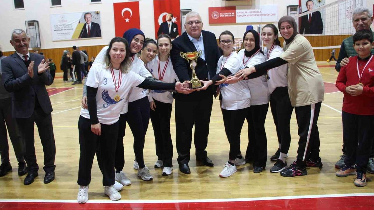 Kumluca'da kadın öğretmenler voleybol turnuvası sona erdi