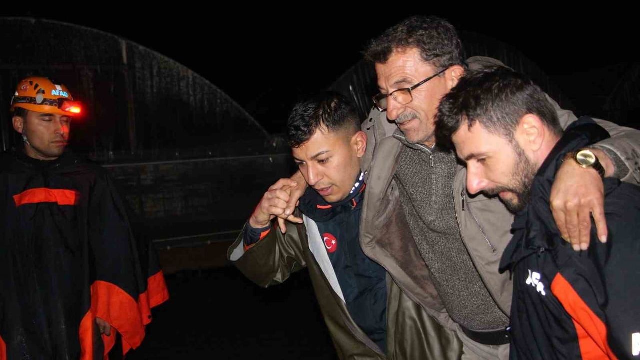 Kumluca'da sağanak tarım arazilerini su altında bıraktı, sürücü botla kurtarıldı