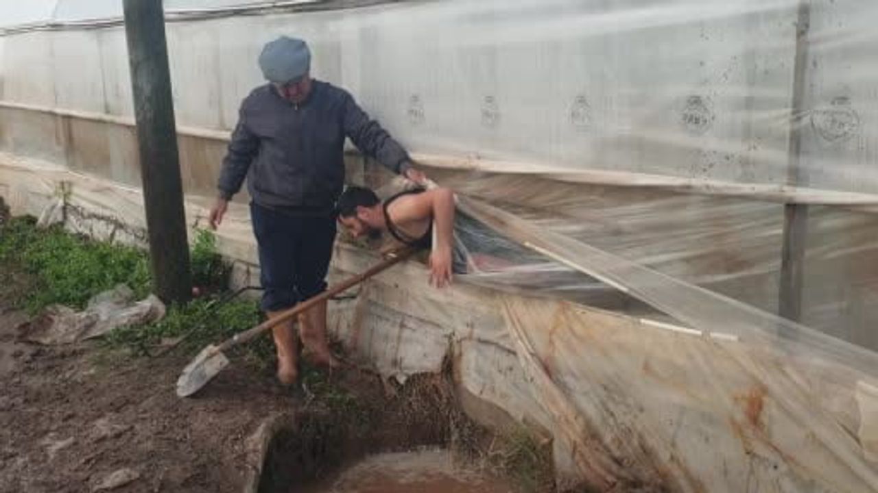 Kumluca'da sel sonrası hasar tespiti ve tahliyeler başladı